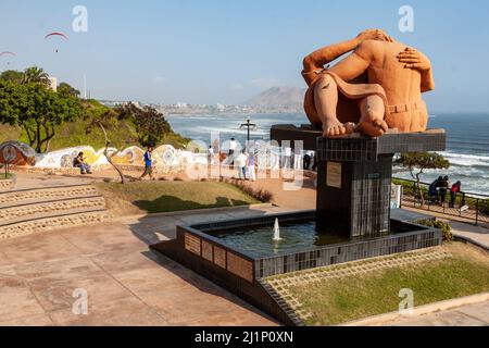 A le Kiss, célèbre sculpture à Miraflores, Lima, Pérou Banque D'Images