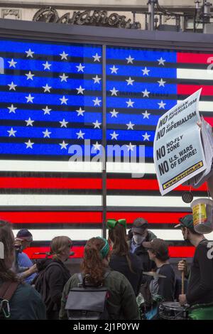 Coalition de groupes d'antiguerre et de paix, tels que Brooklyn pour la paix, World CAn't Wait, la War Resisters League, Veterans for Peace et d'autres, manifestent et défilent depuis le poste de recrutement des forces armées de Times Square pour contenir les fanfares militaires américains improductifs en relation avec la guerre en Ukraine. Banque D'Images