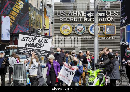 Coalition de groupes d'antiguerre et de paix, tels que Brooklyn pour la paix, World CAn't Wait, la War Resisters League, Veterans for Peace et d'autres, manifestent et défilent depuis le poste de recrutement des forces armées de Times Square pour contenir les fanfares militaires américains improductifs en relation avec la guerre en Ukraine. Banque D'Images