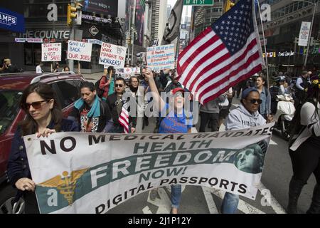 Les gens énergiques dans le mouvement «liberté médicale, pas de mandat de vaccin» se rassemblent et défilent à New York et dans d'autres villes le 19 mars 2022. Banque D'Images