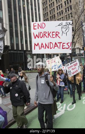 Les gens énergiques dans le mouvement «liberté médicale, pas de mandat de vaccin» se rassemblent et défilent à New York et dans d'autres villes le 19 mars 2022. Banque D'Images