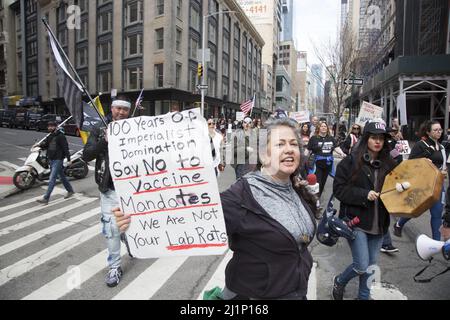 Les gens énergiques dans le mouvement «liberté médicale, pas de mandat de vaccin» se rassemblent et défilent à New York et dans d'autres villes le 19 mars 2022. Banque D'Images