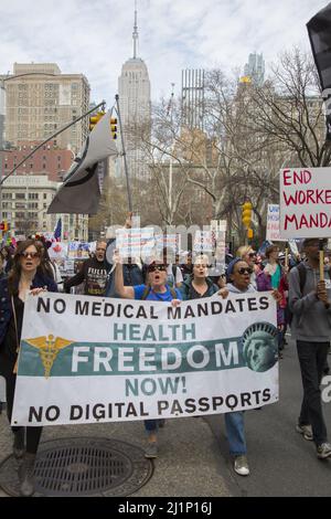 Les gens énergiques dans le mouvement «liberté médicale, pas de mandat de vaccin» se rassemblent et défilent à New York et dans d'autres villes le 19 mars 2022. Banque D'Images