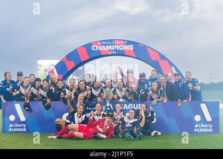 Les joueurs et le personnel de Melbourne célèbrent la victoire lors de la cérémonie de présentation après avoir remporté la Finale De La Ligue A des femmes entre le FC de Sydney et la victoire de Melbourne au stade Netstrata Jubilee, le 27 mars 2022, à Sydney, en Australie. Banque D'Images