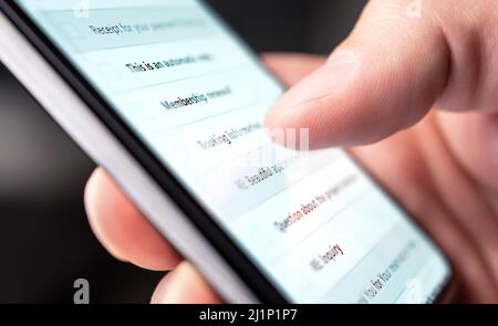 Boîte de réception e-mail dans le téléphone. Liste des nouveaux messages non lus. Homme regardant le compte de messagerie mobile numérique avec téléphone portable. Spam ou bulletins d'information marketing. Banque D'Images