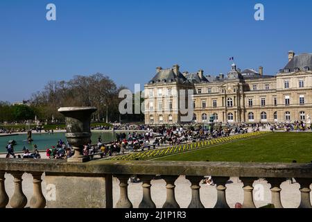 Une grande foule de personnes se sont rassemblées autour de l'étang de plaisance derrière le Palais du Luxembourg dans les jardins du Luxembourg, le jour ensoleillé de mars, Paris, grâce. Banque D'Images