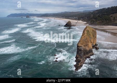 L'océan Pacifique se lave doucement contre une énorme pile de mer le long du littoral pittoresque de l'Oregon, non loin à l'ouest de Portland. Banque D'Images