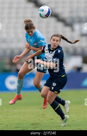 Charlize Rule of Sydney FC dirige le ballon sous la pression de Catherine Zimmerman de la victoire lors du Match a-League Womens Grand final entre le FC de Sydney et la victoire de Melbourne au stade Netstrata Jubilee, le 27 mars 2022, à Sydney, en Australie. Credit: Izhar Ahmed Khan/Alamy Live News/Alamy Live News Banque D'Images
