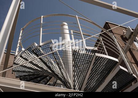 un escalier extérieur en spirale avec des marches en grille métallique comme issue de secours Banque D'Images