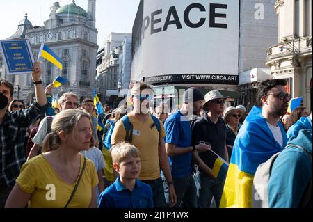 Mars 26th 2022, 'Londres est avec l'Ukraine' marche appelée par Sadiq Khan, maire de Londres pour montrer la solidarité avec les personnes attaquées par le Rus de Poutine Banque D'Images