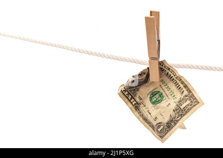 Le billet de banque écroulé en dollars américains est accroché à une corde avec une corde à linge Banque D'Images
