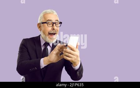 Homme senior regardant la somme de cashback sur téléphone mobile avec drôle heureux surprise expression Banque D'Images
