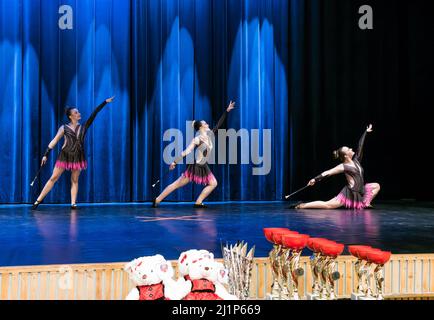 Kuznia Raciborska, Pologne - 26 mars 2022 : le tournoi sportif national de la petite Majorette 5th Banque D'Images