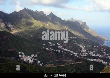 Le village espagnol de Taganana niché dans les montagnes d'Anaga sur la côte nord de l'île de Tenerife, Parc rural d'Anaga, îles Canaries, Espagne. Banque D'Images