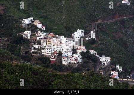 Le village espagnol de Taganana niché dans les montagnes d'Anaga sur la côte nord de l'île de Tenerife, Parc rural d'Anaga, îles Canaries, Espagne. Banque D'Images