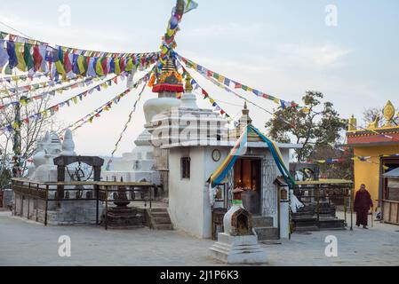 La vie quotidienne dans le monastère bouddhiste tibétain au Népal. Le monastère de Namobuddha (Bouddha de Namo), également connu sous le nom de monastère de Thrangu Tashi Yangtse, situé à environ 45 kilomètres de Katmandou, est un grand complexe bouddhiste tibétain avec plusieurs centaines de moines. Le site de ce monastère est Tagmo Lüjin, l'endroit où le futur Bouddha a sacrifié son corps à un tigress, qui est tenu comme suprême sacré au bouddhisme tibétain et l'un des plus importants sites religieux bouddhistes au Népal. Il est populaire pour les pèlerins népalais et Tibétains, et c'est l'un des plus beaux et un centre f Banque D'Images