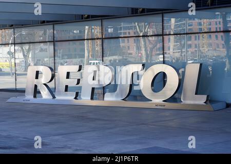 Le logo de la société Repsol à son siège social à Madrid, Espagne Banque D'Images