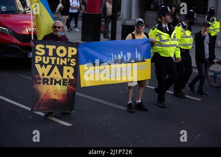 Les manifestants tiennent des pancartes pendant les stands de Londres avec l'Ukraine : March et Vigil dans le centre de Londres. Banque D'Images
