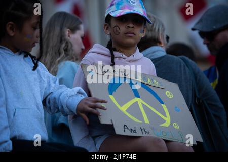 Un enfant tient un écriteau pendant les stands de Londres avec l'Ukraine: Mars et Vigil. Banque D'Images