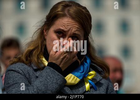 Barcelone, Espagne. 27th mars 2022. Un protestataire ukrainien exige la fin de la guerre russe en Ukraine. Credit: Matthias Oesterle/Alamy Live News Banque D'Images