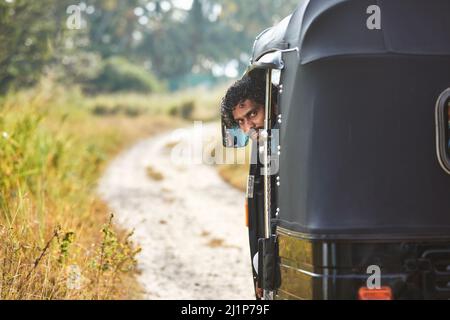 Portrait du conducteur de tuk sur la route rurale. Populaire moto à trois roues au Sri Lanka. Banque D'Images