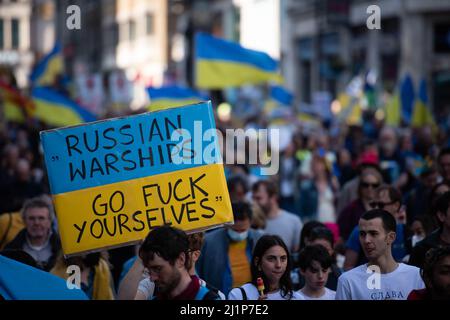 (NOTE DE LA RÉDACTION: L'image contient des blasphèmes) Un protestant tient un écriteau pendant les stands de Londres avec l'Ukraine: Mars et Vigil tenu dans le centre de Londres. (Photo de Loredana Sangiuliano / SOPA Images/Sipa USA) Banque D'Images