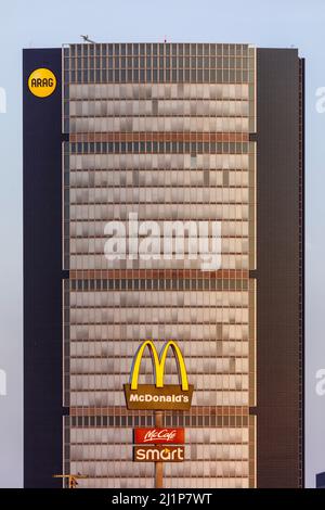 ARAG Insurance, siège social à Düsseldorf, au premier plan McDonald's. Banque D'Images