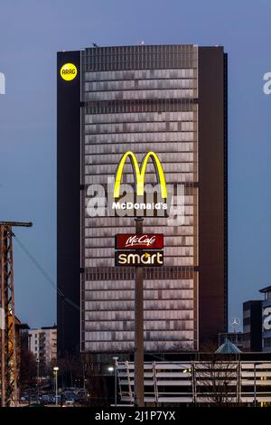 ARAG Insurance, siège social à Düsseldorf, au premier plan McDonald's. Banque D'Images