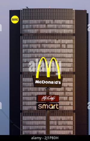 ARAG Insurance, siège social à Düsseldorf, au premier plan McDonald's. Banque D'Images