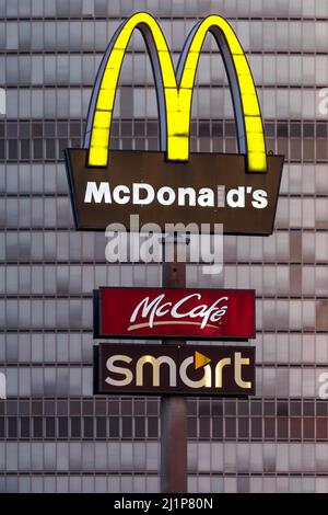 ARAG Insurance, siège social à Düsseldorf, au premier plan McDonald's. Banque D'Images