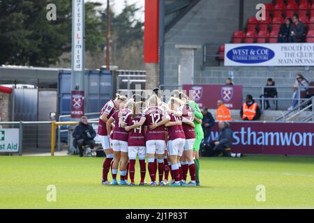 Londres, Royaume-Uni. 27th mars 2022. West Ham joueurs en formation de cercle avant le lancement pendant le match de Super League de FA Womens entre West Ham Utd et Brighton au stade de construction de Chigwell à Londres, Angleterre crédit: SPP Sport Press photo. /Alamy Live News Banque D'Images