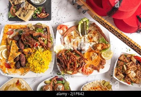 Vue de dessus d'une variété de plats du Moyen-Orient et de l'arabe sur un fond blanc. Banque D'Images