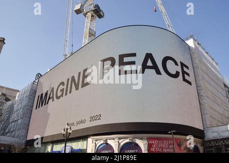 Le message « imagine Peace » de l'artiste et chanteur Yoko Ono s'affiche sur Piccadilly Lights à Piccadilly Circus lors de la marche « Londres s'élève avec l'Ukraine ». Des milliers de personnes ont défilé de Park Lane à Trafalgar Square en solidarité avec l'Ukraine tandis que la Russie poursuit son attaque. Banque D'Images