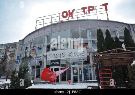 Sievierodonetsk, Ukraine - 14 mars 2022 - les fenêtres d'un centre commercial ont été brisées par des bombardements des troupes russes pour exposer les intérieurs des magasins, Sievierodonetsk, région de Luhansk, est de l'Ukraine photo d'Albert Koshelev/Ukrink/ABACAPRESS.COM Banque D'Images