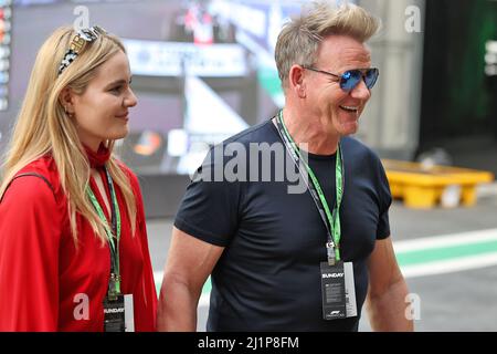 Djeddah, Arabie Saoudite. 27th mars 2022. (De gauche à droite): Tilly Ramsey (GBR) présentateur de télévision et chef avec son père Gordon Ramsey (GBR) Chef de célébrité. Grand Prix d'Arabie Saoudite, dimanche 27th mars 2022. Djeddah, Arabie Saoudite. Crédit : James Moy/Alay Live News Banque D'Images