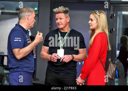 Djeddah, Arabie Saoudite. 27th mars 2022. (De gauche à droite) : Dave Redding (GBR) Williams Racing Team Manager avec Gordon Ramsey (GBR) Celebrity Chef et sa fille Tilly Ramsey (GBR) présentateur et chef de télévision. Grand Prix d'Arabie Saoudite, dimanche 27th mars 2022. Djeddah, Arabie Saoudite. Crédit : James Moy/Alay Live News Banque D'Images