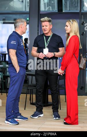 Djeddah, Arabie Saoudite. 27th mars 2022. (De gauche à droite) : Dave Redding (GBR) Williams Racing Team Manager avec Gordon Ramsey (GBR) Celebrity Chef et sa fille Tilly Ramsey (GBR) présentateur et chef de télévision. Grand Prix d'Arabie Saoudite, dimanche 27th mars 2022. Djeddah, Arabie Saoudite. Crédit : James Moy/Alay Live News Banque D'Images