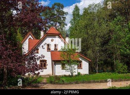 Polenovo, région de Tula, Russie - 16 mai 2021 : domaine-musée de l'artiste Vasily Polenov. Atelier de peinture de l'artiste Abbaye Banque D'Images