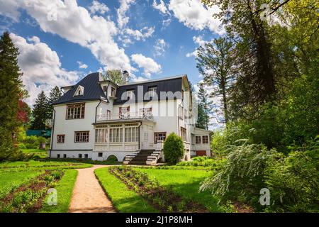 Polenovo, région de Tula, Russie - 16 mai 2021 : domaine-musée de l'artiste Vasily Polenov. La maison principale de la propriété vue du jardin Banque D'Images