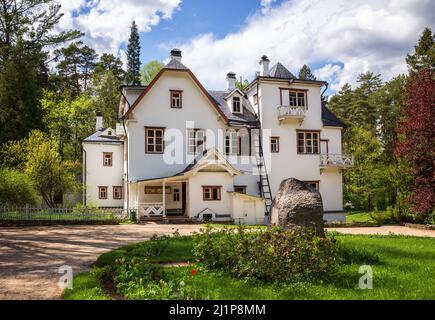 Polenovo, région de Tula, Russie - 16 mai 2021 : domaine-musée de l'artiste Vasily Polenov. Maison principale du manoir Banque D'Images