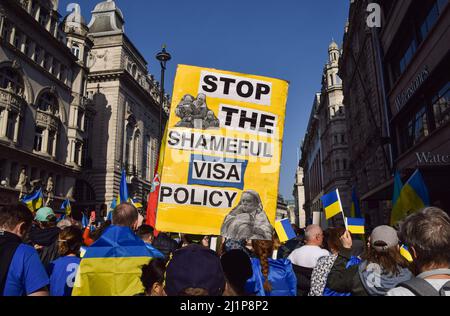 Un manifestant de Piccadilly détient un écriteau favorable aux réfugiés lors de la marche « Londres se tient avec l'Ukraine ». Des milliers de personnes ont défilé de Park Lane à Trafalgar Square en solidarité avec l'Ukraine tandis que la Russie poursuit son attaque. (Photo de Vuk Valcic / SOPA Images / Sipa USA) Banque D'Images