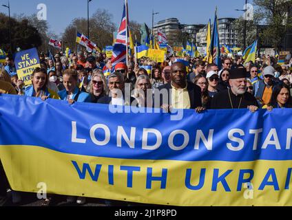 Le maire de Londres, Sadiq Khan (troisième à partir de la gauche) et le député travailliste, David Lammy (troisième à partir de la droite), rejoignent les manifestants de Park Lane lors de la marche « Londres s'élève avec l'Ukraine ». Des milliers de personnes ont défilé de Park Lane à Trafalgar Square en solidarité avec l'Ukraine tandis que la Russie poursuit son attaque. (Photo de Vuk Valcic / SOPA Images / Sipa USA) Banque D'Images