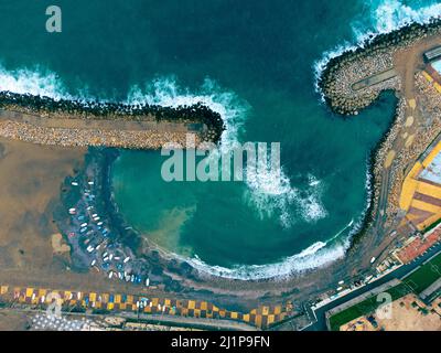 Une photo aérienne de la plage d'El Kettani à Bab El Oued, en Algérie Banque D'Images