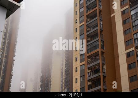 Immeubles résidentiels urbains de haute hauteur dans un brouillard dense par temps pluvieux Banque D'Images