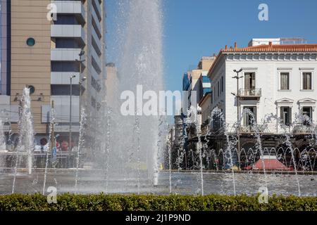 Fontaine d'eau de la place Omonoia, Athènes, Grèce. Jour ensoleillé, ciel bleu. Omonia est une place ronde dans le centre-ville Banque D'Images