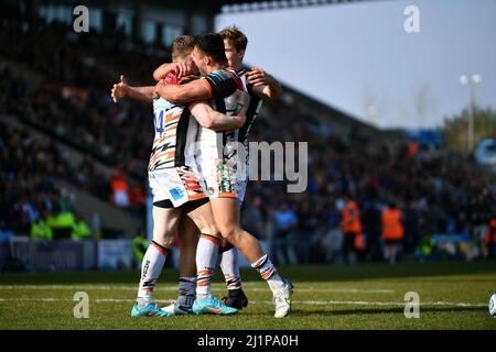 Gloucester, Royaume-Uni. 27th mars 2022. Leicester fête sa troisième tentative du match lors du match de rugby Gallagher Premiership entre Exeter Chiefs et Leicester Tigers à Sandy Park, Exeter, le 27 mars 2022. Photo de Scott Boulton. Utilisation éditoriale uniquement, licence requise pour une utilisation commerciale. Aucune utilisation dans les Paris, les jeux ou les publications d'un seul club/ligue/joueur. Crédit : UK Sports pics Ltd/Alay Live News Banque D'Images