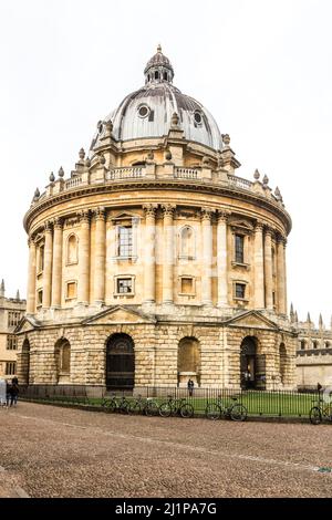 Un cliché vertical de la célèbre caméra Radcliffe à Radcliffe Square, Université d'Oxford, Royaume-Uni Banque D'Images