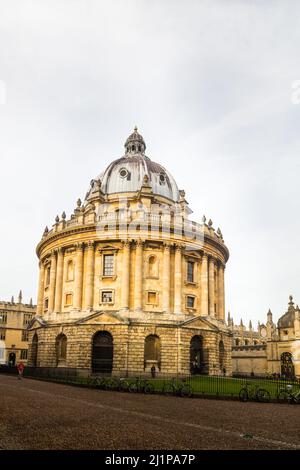 Un cliché vertical de la célèbre caméra Radcliffe à Radcliffe Square, Université d'Oxford, Royaume-Uni Banque D'Images