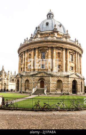 Un cliché vertical de la célèbre caméra Radcliffe à Radcliffe Square, Université d'Oxford, Royaume-Uni Banque D'Images