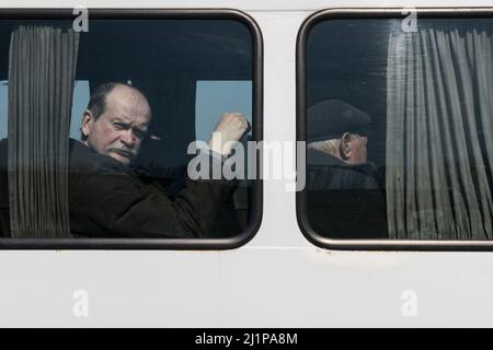 Un homme attend un minibus pour être conduit au camp de réfugiés de Palanca. Après que le gouvernement russe ait annoncé que dans une nouvelle stratégie, il concentrerait ses troupes dans la région de Donbass, à l'est de l'Ukraine, les Ukrainiens du sud du pays, en particulier de la région d'Odessa, a commencé à rentrer dans leur pays avec l'espoir que le conflit ne va plus atteindre leurs foyers alors que certains cherchent à s'échapper et à atteindre des endroits plus sûrs. (Photo par Israel Fuguemann / SOPA Images / Sipa USA) Banque D'Images